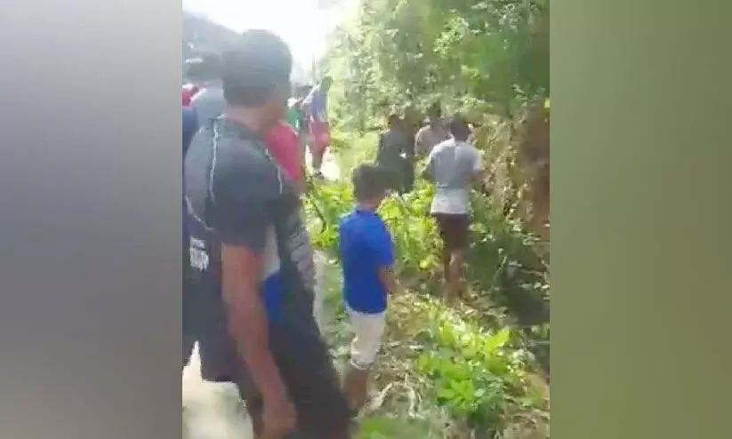 ദേശീയപാതയിലെ അപകടകേന്ദ്രം; പൊലീസ് ക്വാർട്ടേഴ്സ് പരിസരം വൃത്തിയാക്കി യുവാക്കൾ