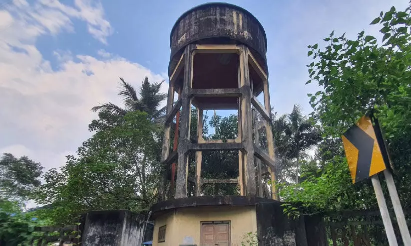 വാട്ടർ ടാങ്കിൽ നിന്ന് വെള്ളം ഒഴുകാൻ തുടങ്ങിയിട്ട് മാസങ്ങൾ