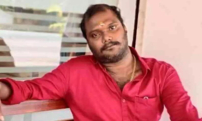 വള്ളം മറിഞ്ഞ് കാണാതായ യുവാവിന്റെ മൃതദേഹം കണ്ടെത്തി വള്ളം മറിഞ്ഞ് കാണാതായ യുവാവിന്റെ മൃതദേഹം കണ്ടെത്തി