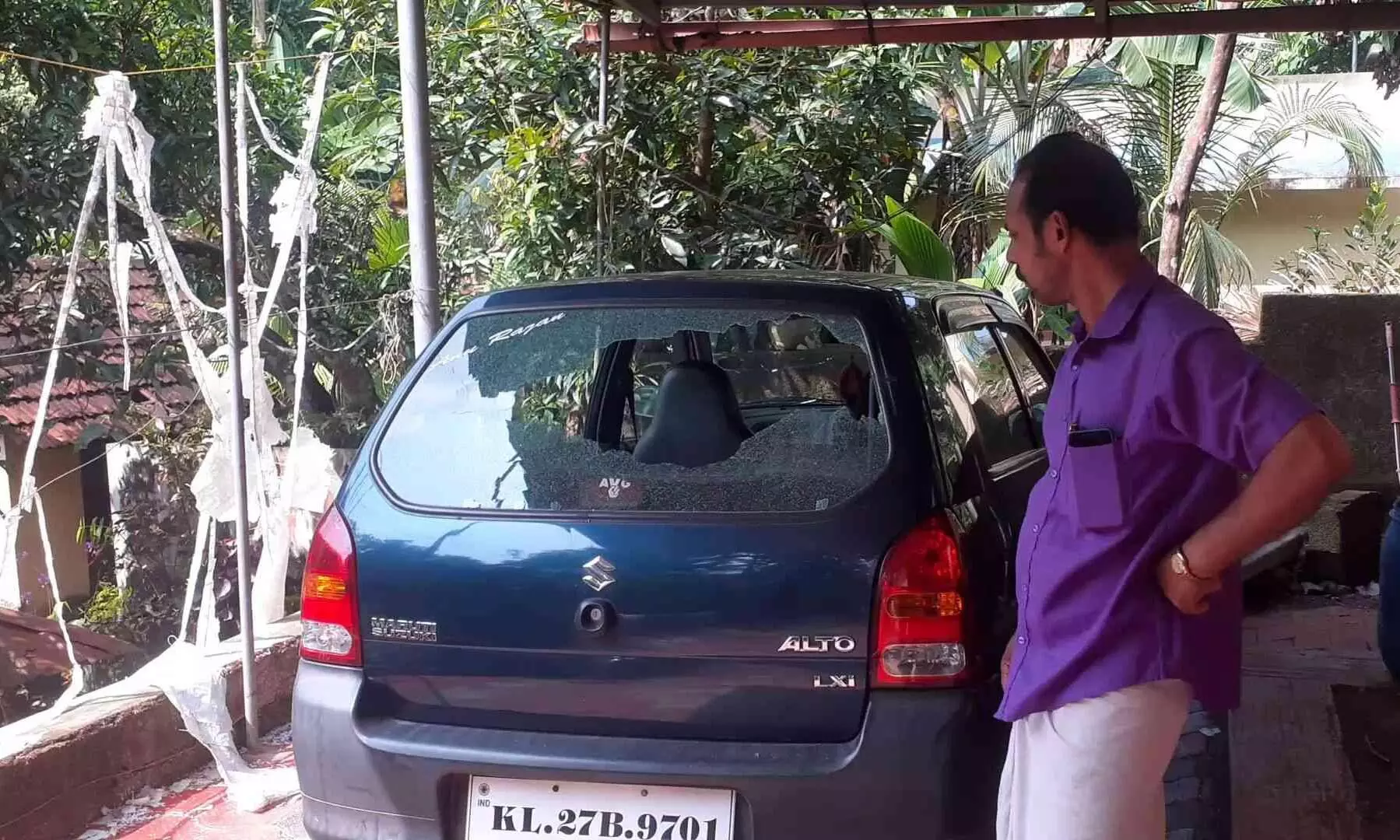 പൊലീസിൽ പരാതി നൽകിയ വയോധികന്റെ വീടും വാഹനവും തകർത്തു പൊലീസിൽ പരാതി നൽകിയ വയോധികന്റെ വീടും വാഹനവും തകർത്തു