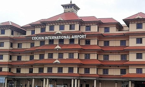 കൊച്ചി വിമാനത്താവളത്തിൽ സ്വർണ പാദുകം പിടികൂടി