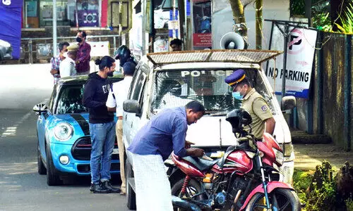 നിയമം ലംഘിച്ച് പൊലീസിന്റെ വാഹന പരിശോധന