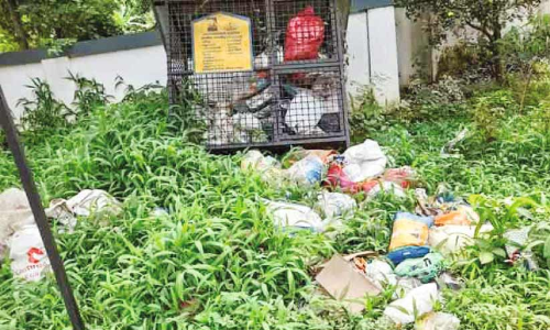 മാ​ലി​ന്യ​സം​സ്ക​ര​ണ കേ​ന്ദ്ര​ത്തി​ന് ചു​റ്റും മാ​ലി​ന്യം കു​ന്നു​കൂ​ടി