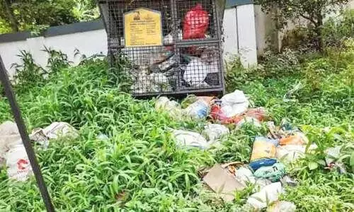 മാലിന്യസംസ്കരണ കേന്ദ്രത്തിന് ചുറ്റും മാലിന്യം കുന്നുകൂടി മാലിന്യസംസ്കരണ കേന്ദ്രത്തിന് ചുറ്റും മാലിന്യം കുന്നുകൂടി