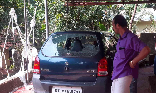 പൊലീസിൽ പരാതി നൽകിയ വയോധികന്റെ വീടും വാഹനവും തകർത്തു