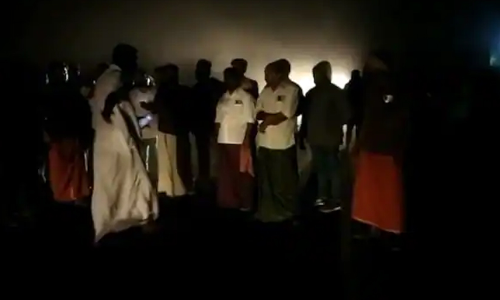 പശുവിന് നേരെ കടുവയുടെ ആക്രമണം; രാത്രി റോഡ് ഉപരോധിച്ച് നാട്ടുകാരുടെ പ്രതിഷേധം