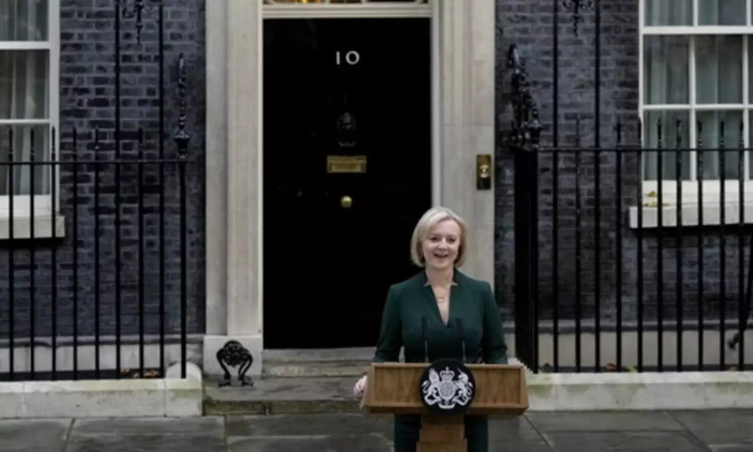 പദവി ഒഴിഞ്ഞ് ലിസ് ട്രസ്; ഋഷി സുനകിന് ആശംസയറിയിച്ചു