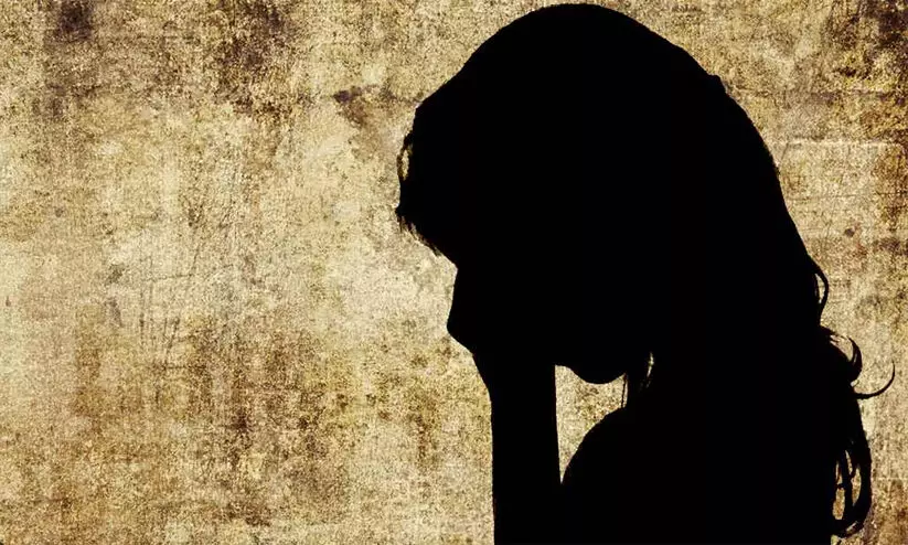 Injured Girl Seeks Help, People Busy Filming Her