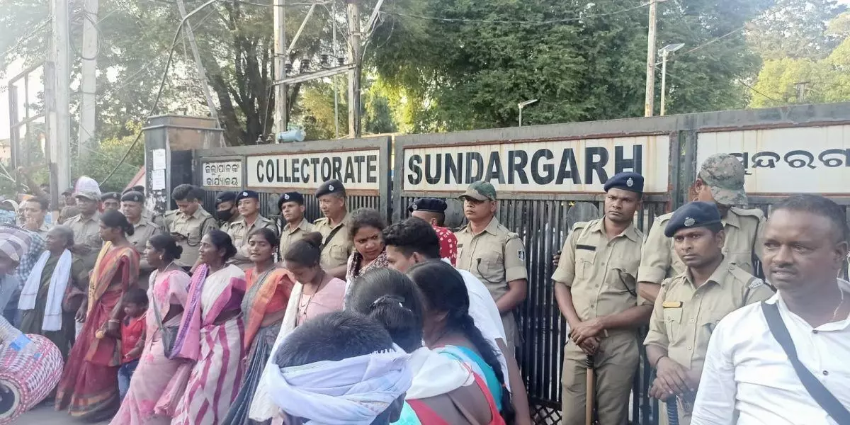 ഡാൽമിയ കമ്പനി ഏക്കറുകളോളം ഭൂമി കൈയടക്കുന്നു; പ്രതിഷേധിച്ച് 5000 ആദിവാസികളുടെ 100 കി.മീ പദയാത്ര ഡാൽമിയ കമ്പനി ഏക്കറുകളോളം ഭൂമി കൈയടക്കുന്നു; പ്രതിഷേധിച്ച് 5000 ആദിവാസികളുടെ 100 കി.മീ പദയാത്ര