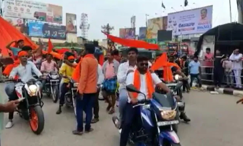 സവർക്കർ റാലിക്കിടെ കാർ തകർത്തു; കൊല്ലപ്പെട്ട ബജ്‌റംഗ്ദൾ നേതാവിന്റെ സഹോദരിക്കെതിരെ കേസ്