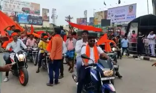 സവർക്കർ റാലിക്കിടെ കാർ തകർത്തു; കൊല്ലപ്പെട്ട ബജ്‌റംഗ്ദൾ നേതാവിന്റെ സഹോദരിക്കെതിരെ കേസ്