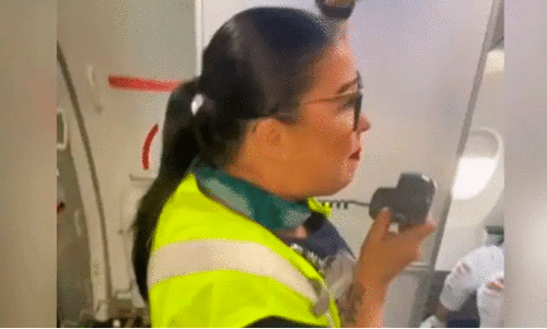 30 വർഷത്തിന് ശേഷം പ്രിയപ്പെട്ട അധ്യാപികയെ കണ്ടുമുട്ടി; അതും ജോലിചെയ്യുന്ന വിമാനത്തിൽ -VIDEO