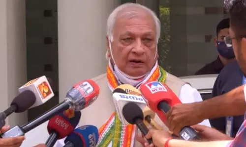 ഗവർണർ വി.എസിന്‍റെ വീട്ടിലെത്തി