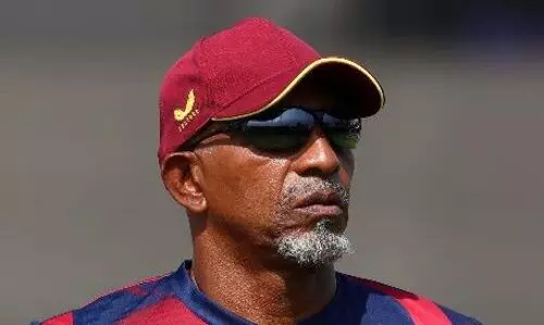 വി​ൻ​ഡീ​സ് കോ​ച്ച് ഫി​ൽ സി​മ്മ​ൻ​സ് സ്ഥാ​ന​മൊ​ഴി​യു​ന്നു