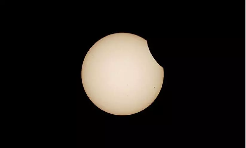 സൂര്യൻ ഭാഗികമായി മാഞ്ഞു; ആകാശത്ത് ഗ്രഹണവിസ്മയം