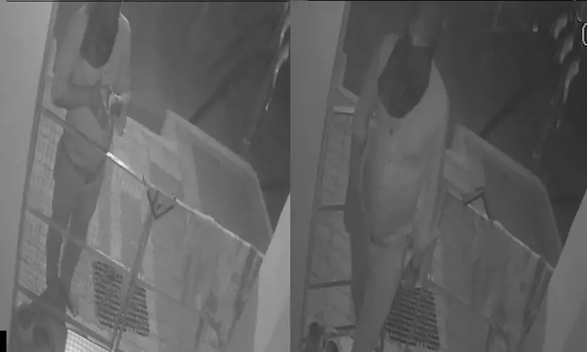 ദൈവത്തെ വണങ്ങിയതിന് ശേഷം മോഷണം; അമ്പലത്തിലെ ഭണ്ഡാരം മോഷ്ടിച്ചയാൾ സി.സി.ടി.വിയിൽ ദൈവത്തെ വണങ്ങിയതിന് ശേഷം മോഷണം; അമ്പലത്തിലെ ഭണ്ഡാരം മോഷ്ടിച്ചയാൾ സി.സി.ടി.വിയിൽ