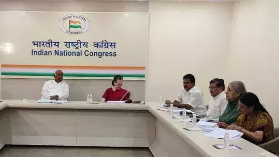 പ്രവർത്തകസമിതിക്ക് പകരം സ്റ്റിയറിങ് കമ്മിറ്റിയുമായി ഖാർഗെ; തരൂരില്ല, കേരളത്തിൽ നിന്ന് ഇവർ മൂന്ന് പേർ പ്രവർത്തകസമിതിക്ക് പകരം സ്റ്റിയറിങ് കമ്മിറ്റിയുമായി ഖാർഗെ; തരൂരില്ല, കേരളത്തിൽ നിന്ന് ഇവർ മൂന്ന് പേർ