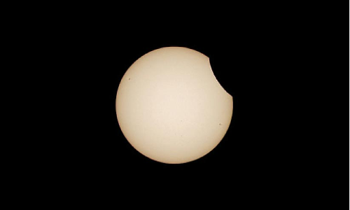 സൂര്യൻ ഭാഗികമായി മാഞ്ഞു; ആകാശത്ത് ഗ്രഹണവിസ്മയം