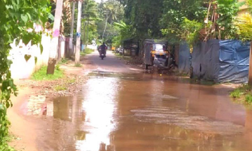 ഗ്രാമീണ റോഡുകൾ ചളിക്കുഴി; യാത്രക്കാർ ദുരിതത്തിൽ ഗ്രാമീണ റോഡുകൾ ചളിക്കുഴി; യാത്രക്കാർ ദുരിതത്തിൽ