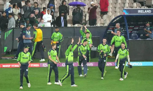 മഴ വില്ലനായി; ഇംഗ്ലണ്ടിനെ അഞ്ചു റൺസിന് അട്ടിമറിച്ച് അയർലൻഡ്