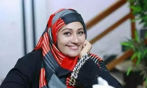 സംവിധായികയുടെ കുപ്പായം അണിഞ്ഞ് തെസ്നി ഖാൻ;  ഇസ്തിരി  പ്രേക്ഷകരിലേക്ക്