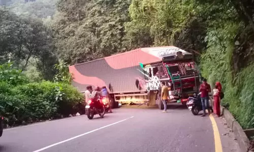 ചുരം വളവിൽ കണ്ടെയ്നർ ലോറി കുടുങ്ങി മണിക്കൂറുകൾ നീണ്ട ഗതാഗത തടസം