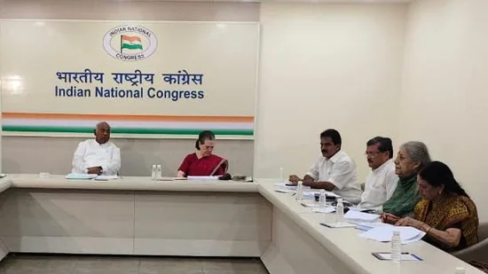 പ്രവർത്തകസമിതിക്ക് പകരം സ്റ്റിയറിങ് കമ്മിറ്റിയുമായി ഖാർഗെ; തരൂരില്ല, കേരളത്തിൽ നിന്ന് ഇവർ മൂന്ന് പേർ