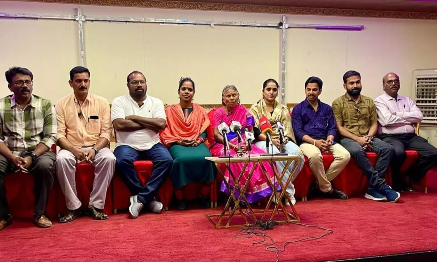 ദേശീയ ചലച്ചിത്ര പുരസ്കാര ജേതാക്കളായ നഞ്ചിയമ്മയും സുരഭി ലക്ഷ്മിയും റിയാദിലെത്തി​