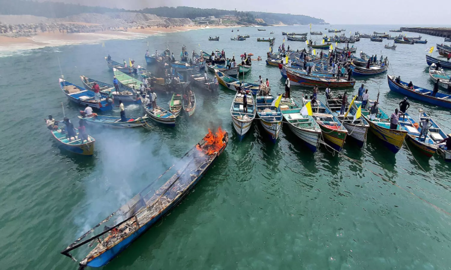 വിഴിഞ്ഞത്ത് കരയിലും കടലിലും ഉപരോധം