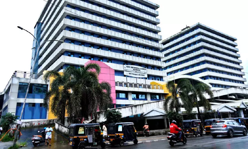 കെ.എസ്.ആർ.ടി.സി കെട്ടിടം: ബലക്ഷയ വിവാദത്തിന് ഒരു വയസ്സ്; പരിഹാരം അനിശ്ചിതത്വത്തിൽ കെ.എസ്.ആർ.ടി.സി കെട്ടിടം: ബലക്ഷയ വിവാദത്തിന് ഒരു വയസ്സ്; പരിഹാരം അനിശ്ചിതത്വത്തിൽ