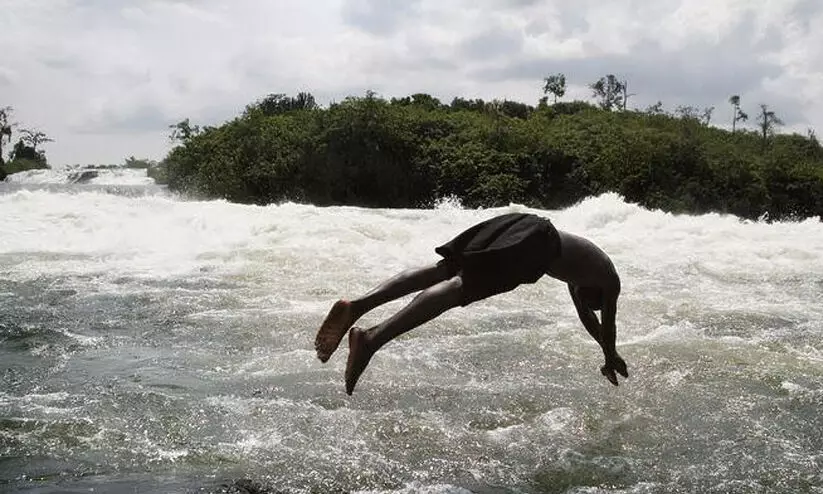 thief jumped into sea