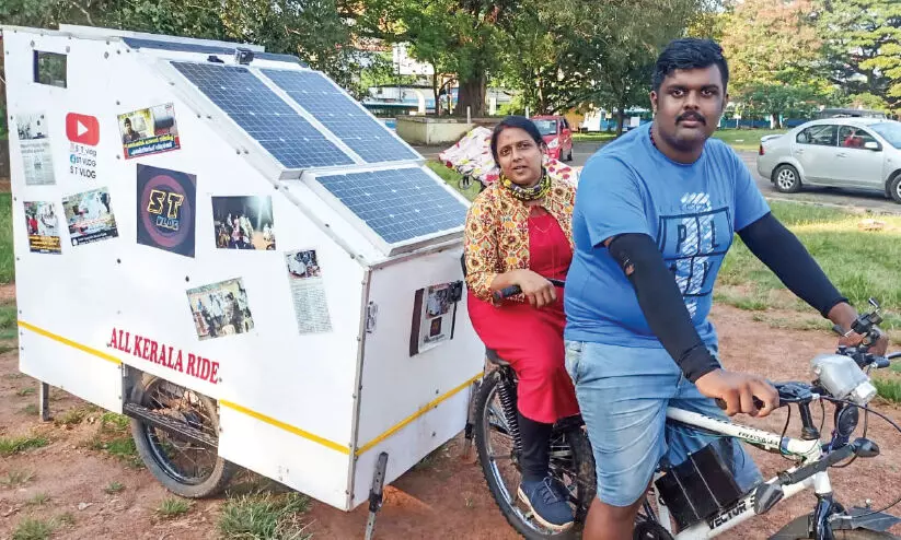 സൈക്കിൾ കാരവനിൽ കേരളം ചുറ്റാൻ ആകാശ് എത്തി; അമ്മയുമൊത്ത്