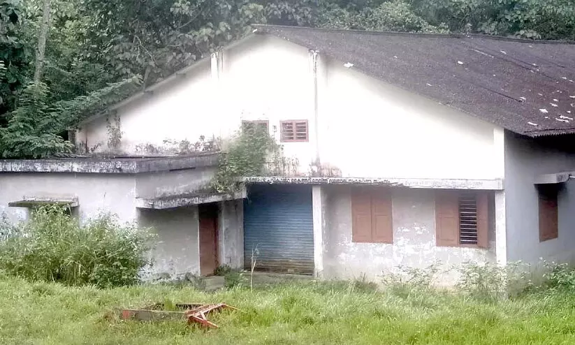 അധികൃതര്‍ ഉപേക്ഷിച്ച നെയ്ത്തുശാല കാടുകയറി നശിക്കുന്നു