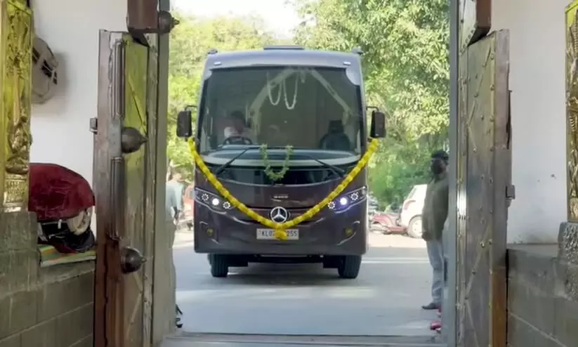 പൂജ കഴിഞ്ഞ് വാഹനപ്രവേശം; മോഹൻലാലിന്റെ പുതിയ കാരവാന്റെ വിഡിയോ പുറത്തിറക്കി ആശിർവാദ് സിനിമാസ്