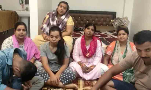 ഭാര്യ ആത്മഹത്യക്ക് ശ്രമിച്ചപ്പോൾ രക്ഷിക്കാൻ ശ്രമിക്കാതെ മൊബൈലിൽ പകർത്തി യുവാവ്; മരിച്ചപ്പോൾ വിവരം കുടുംബത്തെ അറിയിച്ചു