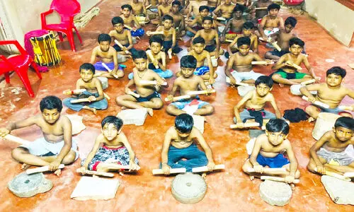 കുട്ടികൾക്ക് ചെണ്ടമേള പരിശീലനവുമായി ഗുരുവാദ്യ സംഘം