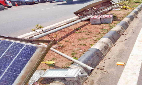 അപകട ഭീഷണിയായി തകർന്ന വഴിവിളക്കുകൾ അപകട ഭീഷണിയായി തകർന്ന വഴിവിളക്കുകൾ