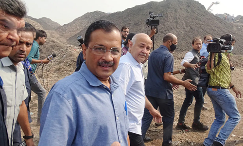 kejriwal visits ghazipur garbage dump amid protests