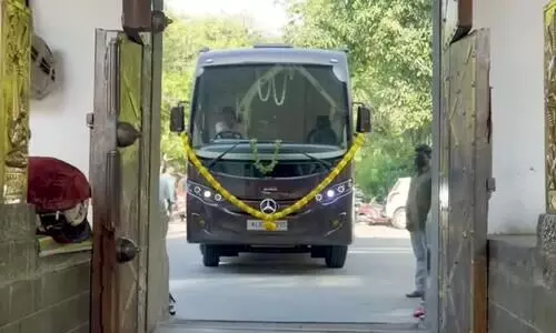 പൂജ കഴിഞ്ഞ് വാഹനപ്രവേശം; മോഹൻലാലിന്റെ പുതിയ കാരവാന്റെ വിഡിയോ പുറത്തിറക്കി ആശിർവാദ് സിനിമാസ്