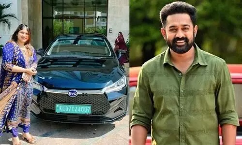 ബി.വൈ.ഡി ഇ.വി ഗ്യാരേജിലെത്തിച്ച് നടൻ ആസിഫ് അലി; വാങ്ങിയത് ഭാര്യ സമക്കായി