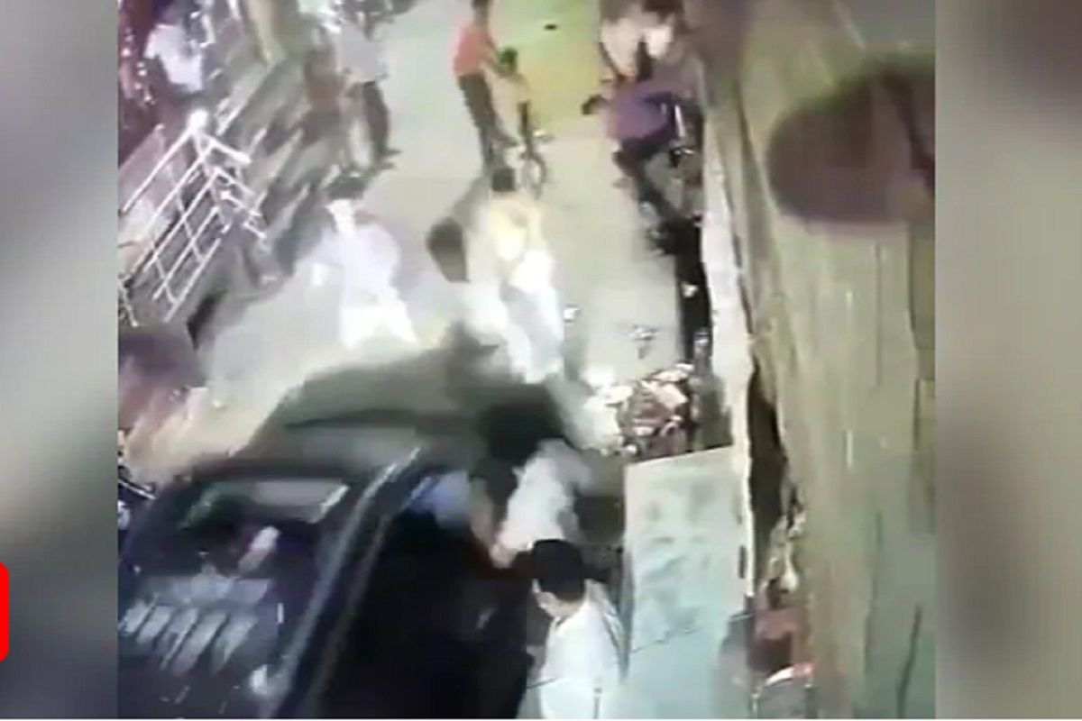 ബൈക്കുയാത്രികനുമായി തർക്കം, ഒടുവിൽ ആൾക്കൂട്ടത്തിലേക്ക് എസ്.യു.വി ഇടിച്ചുകയറ്റി; വിഡിയോ വൈറൽ ബൈക്കുയാത്രികനുമായി തർക്കം, ഒടുവിൽ ആൾക്കൂട്ടത്തിലേക്ക് എസ്.യു.വി ഇടിച്ചുകയറ്റി; വിഡിയോ വൈറൽ