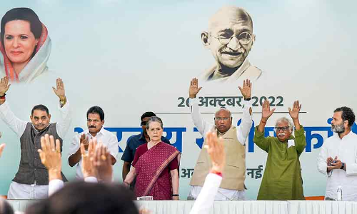 ഖാർഗെ തിരിച്ചറിയണം, അത്താഴമേശയിലെ യൂദാസുമാരെ