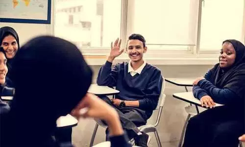 സ്​​മാ​ർ​ട്ട്​ വെ​ളി​ച്ച​വു​മാ​യി ഹൈ​സ്​​കൂ​ൾ വി​ദ്യാ​ർ​ഥി​ക​ൾ