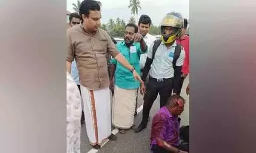 അപകടത്തിൽ പരിക്കേറ്റ് റോഡിൽ കിടന്നയാൾക്ക് രക്ഷകനായി മന്ത്രി മുഹമ്മദ് റിയാസ്