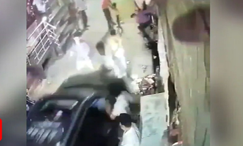 ബൈക്കുയാത്രികനുമായി തർക്കം, ഒടുവിൽ ആൾക്കൂട്ടത്തിലേക്ക് എസ്.യു.വി ഇടിച്ചുകയറ്റി; വിഡിയോ വൈറൽ