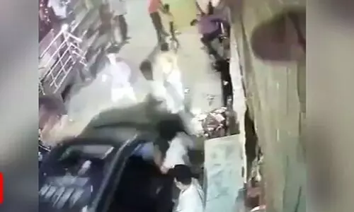 ബൈക്കുയാത്രികനുമായി തർക്കം, ഒടുവിൽ ആൾക്കൂട്ടത്തിലേക്ക് എസ്.യു.വി ഇടിച്ചുകയറ്റി; വിഡിയോ വൈറൽ