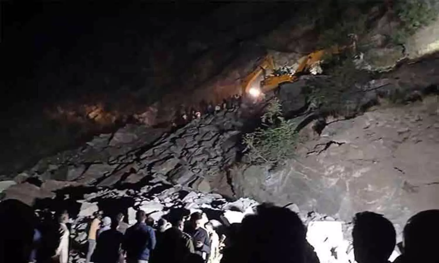 കശ്മീരിൽ തുരങ്കത്തിൽ മണ്ണിടിച്ചിൽ; ഒരാൾ മരിച്ചു, രക്ഷാപ്രവർത്തകർ കുടുങ്ങി