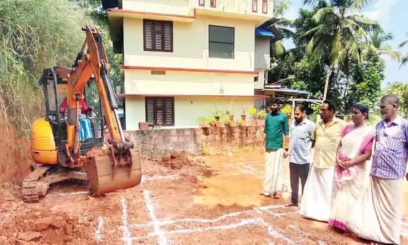 കേരളപ്പിറവിയിൽ വീടിന് കുറ്റിയടിക്കും; മിഥുനും പ്രവീണിനും സന്തോഷപ്പിറവി കേരളപ്പിറവിയിൽ വീടിന് കുറ്റിയടിക്കും; മിഥുനും പ്രവീണിനും സന്തോഷപ്പിറവി