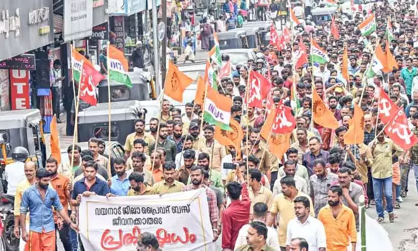 സ്വകാര്യ ബസ് പണിമുടക്കിൽ ജനം വലഞ്ഞു സ്വകാര്യ ബസ് പണിമുടക്കിൽ ജനം വലഞ്ഞു