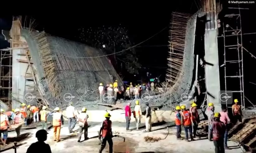 പെരിയയിൽ ദേശീയപാത നിർമ്മാണത്തിനിടെ അടിപ്പാത തകർന്ന് വീണു VIDEO പെരിയയിൽ ദേശീയപാത നിർമ്മാണത്തിനിടെ അടിപ്പാത തകർന്ന് വീണു VIDEO